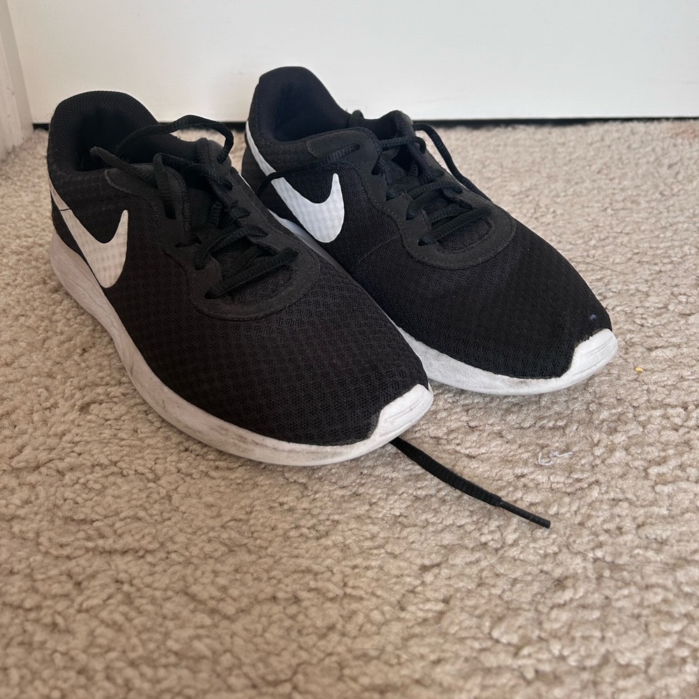 Black Nike Tennis Shoes